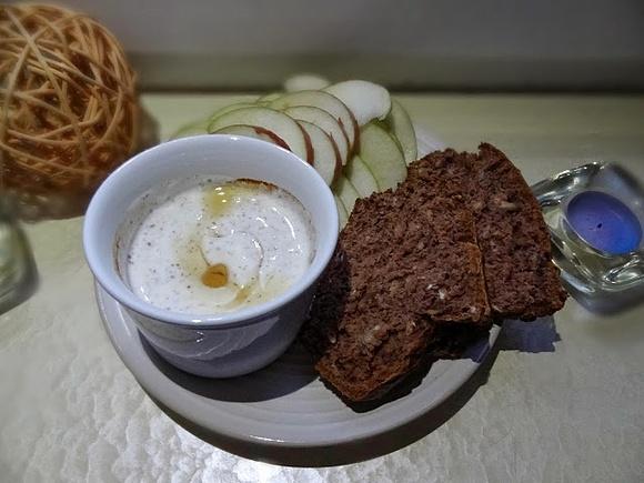 Chlebek bananowy z jogurtem i cynamonem — szybkie śniadanie