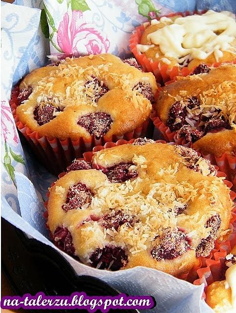Muffinki z malinami, białą czekoladą i kokosowymi wiórkami
