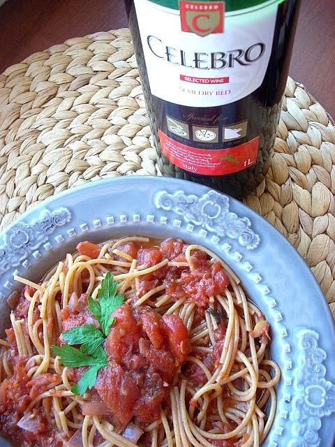Spaghetti z sosem ze świeżych pomidorów na czerwonym winie