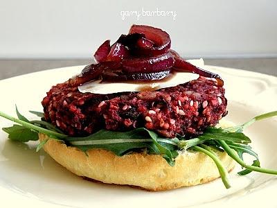 Bur-Bur-Bar buraczane burgery z serem kozim i karmelizowaną cebulą