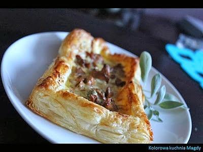 Mini tarta z kurkami i serem pleśniowym