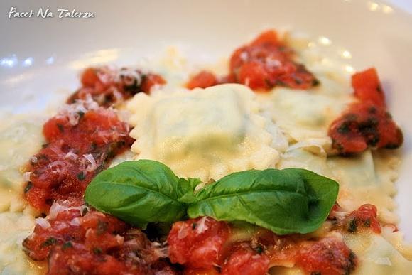 Ravioli ze szpinakiem i ricottą