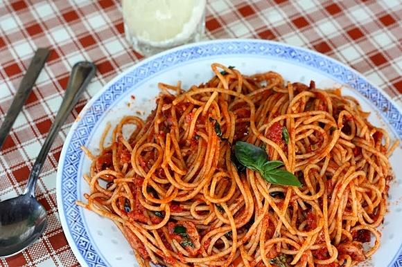 Spaghetti po chłopsku z białą kiełbasą