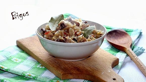 Bigos - tradycyjna polska potrawa z kapusty i kiełbasy