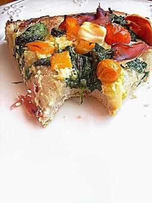 Pełnoziarnista pizza ze szpinakiem, szynką serrano, pomidorkami i fetą
