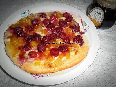 Słodka pizza z owocami