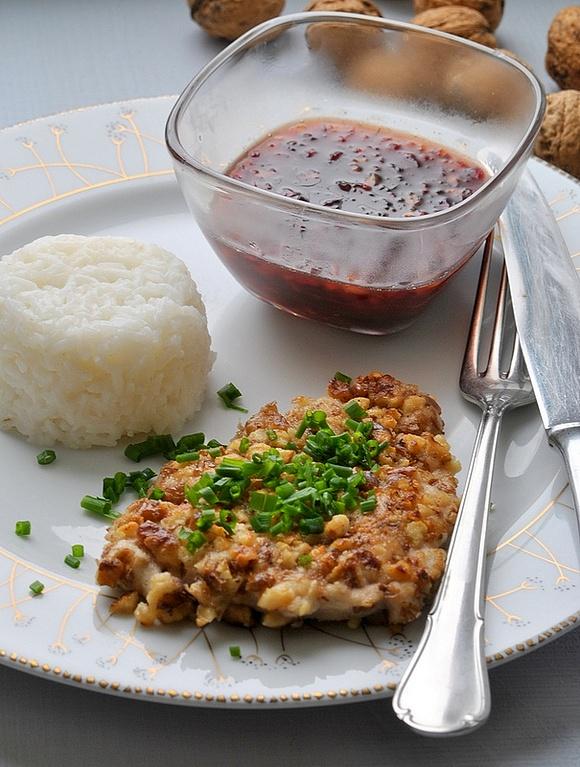 Orzechowy kurczak z sosem z owoców granatu