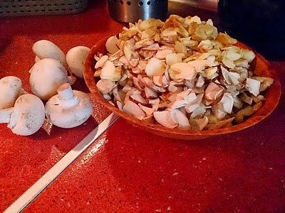 Tarta z ciasta francuskiego z grzybami