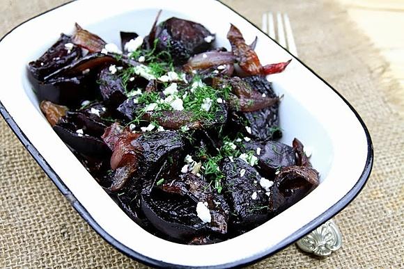 Pieczone buraki z czosnkiem i cebulą w miodowo-balsamicznej glazurze