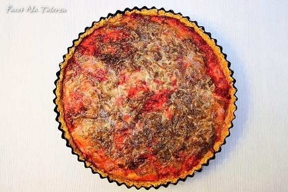 Tarta z burakami i karmelizowaną cebulą