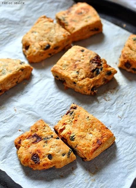 Scones z parmezanem i suszonymi pomidorami we włoskim klimacie