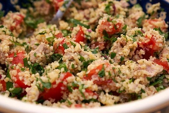 Bulgur w jesiennej sałatce z warzywami i wieprzowiną