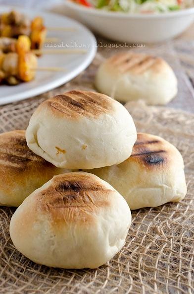 Roosterkoek – afrykańskie bułeczki drożdżowe pieczone na ruszcie