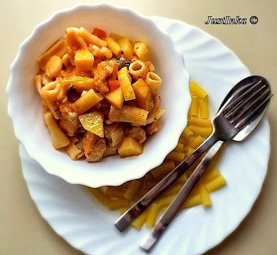 Gulasz drobiowy z fasolką szparagową, pieczarkami i rigatoni
