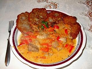 Placki ziemniaczane z sosem mięsnym i warzywami