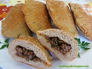 Pieróg z mięsem mielonym i cukinią calzone