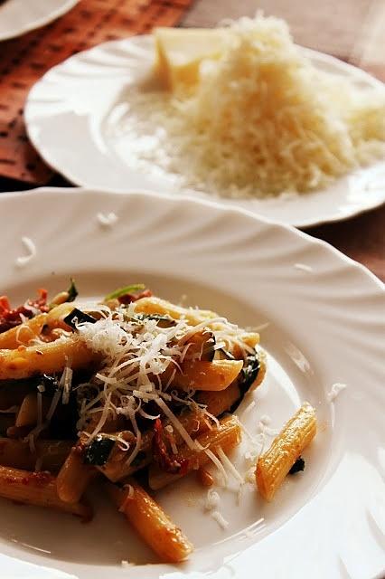 Włoskie penne z cukinią i suszonymi pomidorami