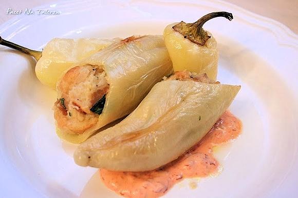 Pieczona papryka faszerowana pieczarkami, grzankami i boczkiem
