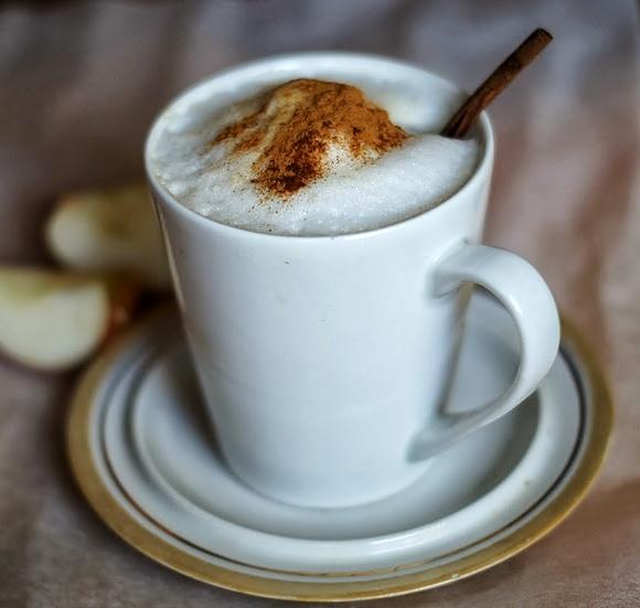 Prawdziwie szarlotkowa latte z jabłkiem i cynamonem