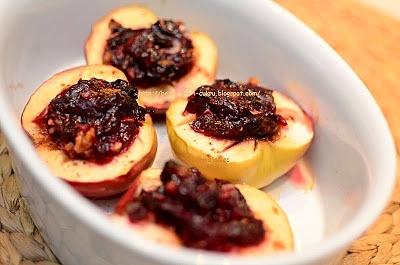 Pieczone jabłko ze śliwkami i orzechami