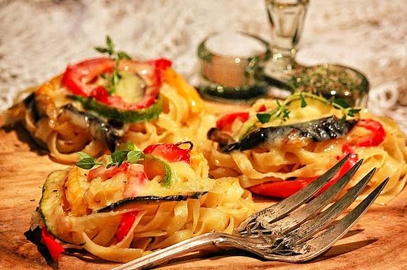 Makaronowe gniazda z ratatouille francuska
