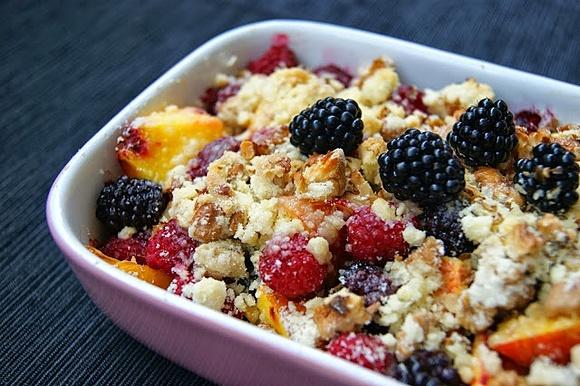 Owocowe crumble z brzoskwiniami, jeżynami i malinami