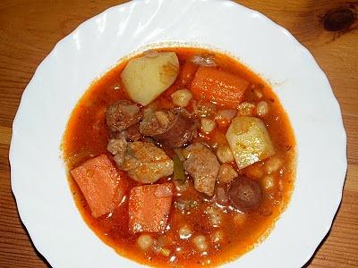 Cocido pikantny gulasz z cieciorką