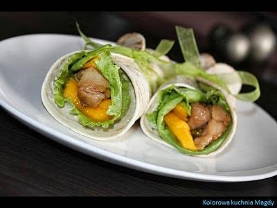 Tortilla z kurczakiem, avocado i mango