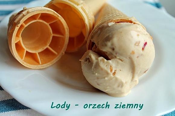 Lody z masłem orzechowym i śmietaną kremówką