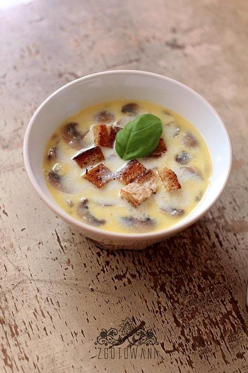 Zupa czosnkowa z pieczarkami i grzankami