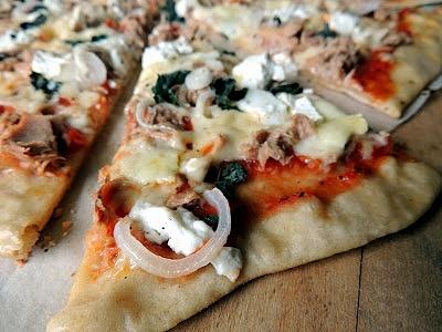 Pizza żytnio-pszenna z tuńczykiem i serami