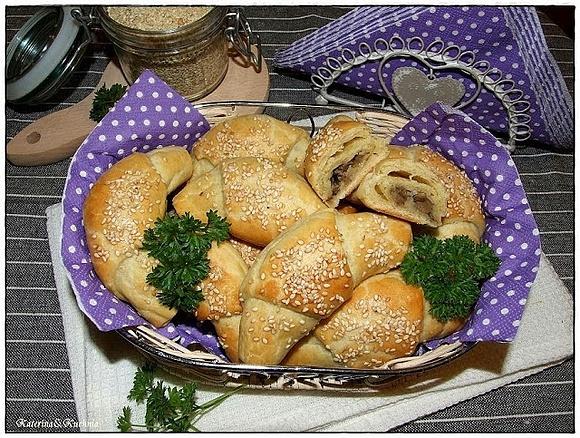 Krucho drożdżowe rogaliki z pieczarkami i sezamem