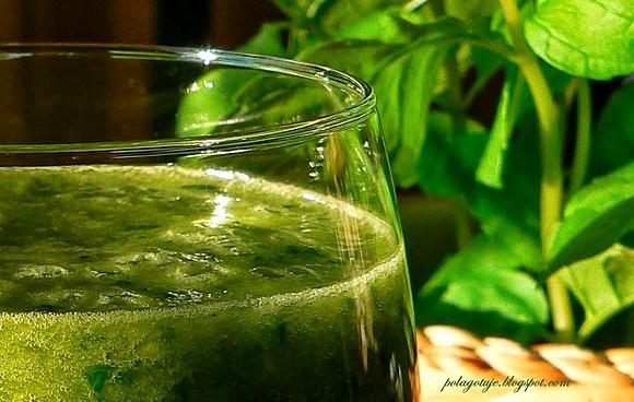 Green Monster ananasowy z kiwi, pietruszką i selerem naciowym