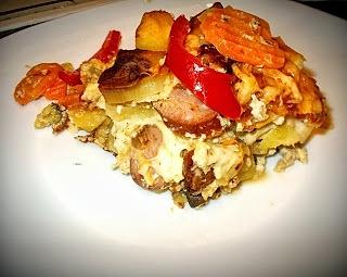Zapiekanka ziemniaczana z kiełbasą boczkiem i pieczarkami