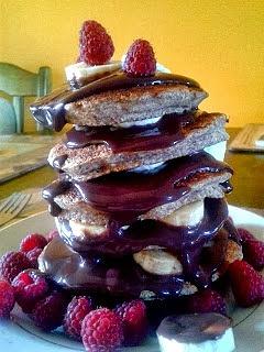 Gryczane pancakes z czekoladowym deserem, bananem i malinami