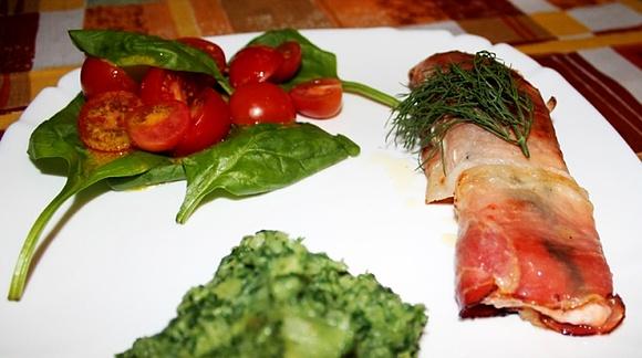 Łosoś w szynce z zielonym purée