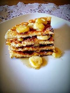 Puszysty biszkoptowy omlet z karmelizowanym bananem