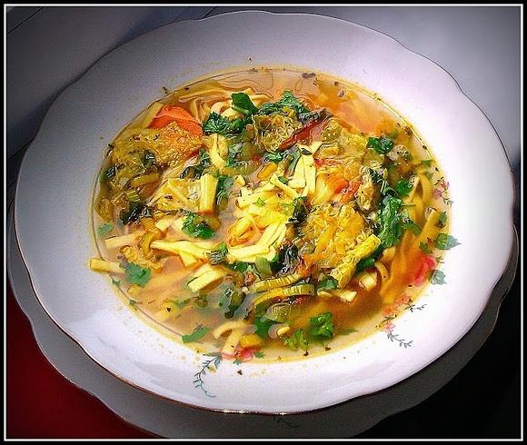 Minestrone z pomidorami i fasolą
