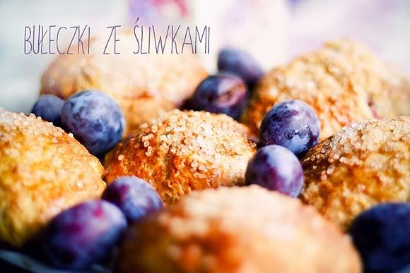 Bułeczki ze śliwkami nadziewane na jesienne śniadanie
