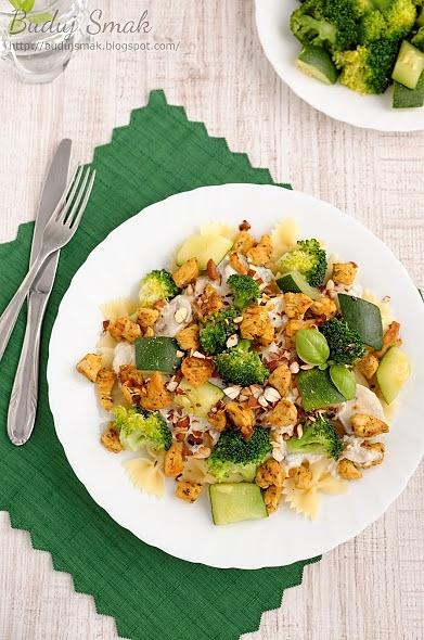 Makaron farfalle z kurczakiem, cukinią i brokułem