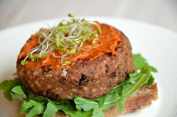 Burgery z fasoli adzuki i kaszy jaglanej