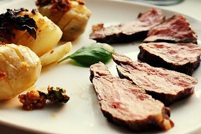 Wołowina medium rare z ziemniakami z pieca z czosnkowo-ziołową skorupką
