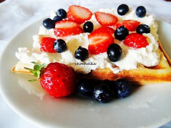 Gofry z bitą śmietaną, ser ricotta i owocami