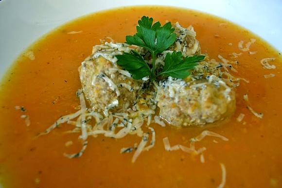 Zupa marchewkowa z pulpecikami mięsnymi i serem