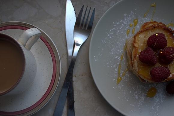 Pancakes na śniadanie z mąki pełnoziarnistej i maślanki