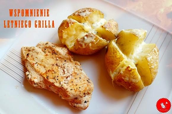 Oszukany grill z piersią kurczaka w piwnej marynacie i zapiekanymi ziemniakami z serem
