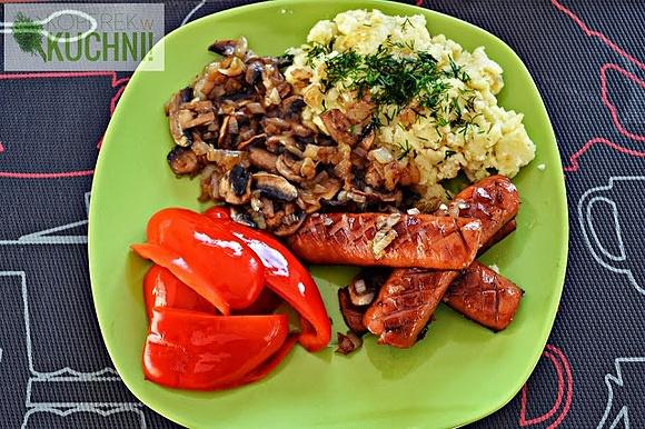 Kiełbasa z cebulką i pieczarkami