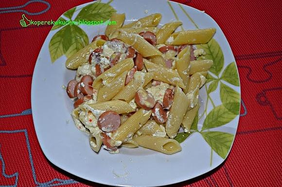 Penne z twarogiem i parówką