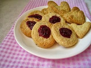Szybkie kruche ciasteczka z dżemem malinowym