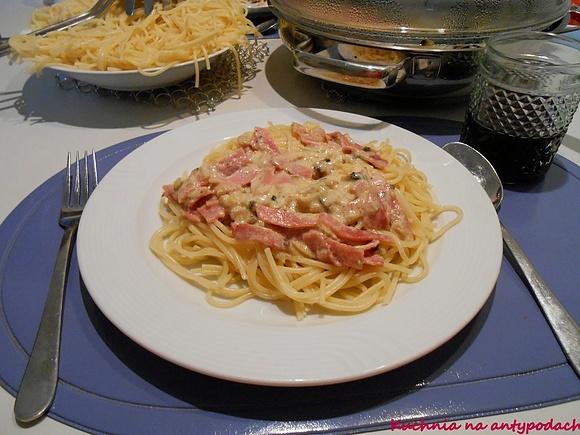 Spaghetti z szynką i śmietaną